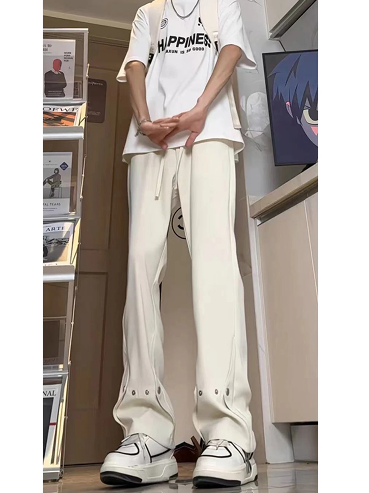 Мужские летние тонкие брюки из ледяного шелка с пуговицами, расклешенные, в американском уличном стиле хип-хоп, для создания ощущения прохлады
Мужские летние тонкие брюки из ледяного шелка с пуговицами, расклешенные, в американском уличном стиле хип-хоп, для создания ощущения прохлады