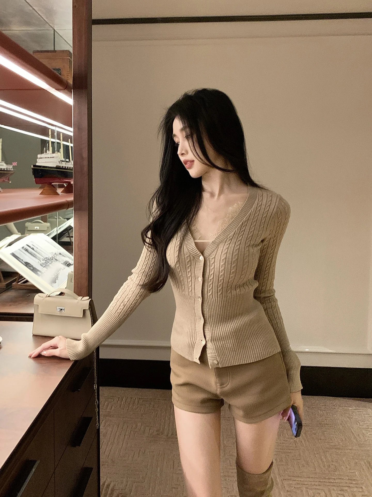 Женский модный свитер He Chenxi Весна 2026 с кружевными вставками и V-образным вырезом, приталенный, с эффектом стройности, длинный рукав
Женский модный свитер He Chenxi Весна 2026 с кружевными вставками и V-образным вырезом, приталенный, с эффектом стройности, длинный рукав