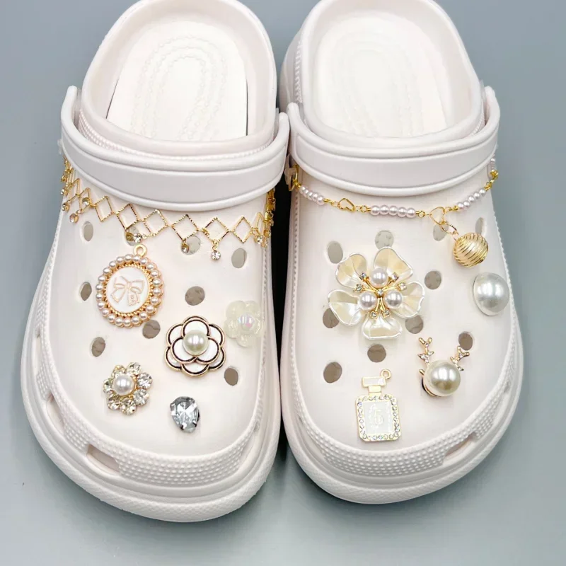 Fashion Hot Sale Shoes Charms for Clogs Elegant Pearl Chain Clogs Shoe Decorations Whole Set Sandals Accessories Trend All-match
Fashion Hot Sale Shoes Charms for Clogs Elegant Pearl Chain Clogs Shoe Decorations Whole Set Sandals Accessories Trend All-match