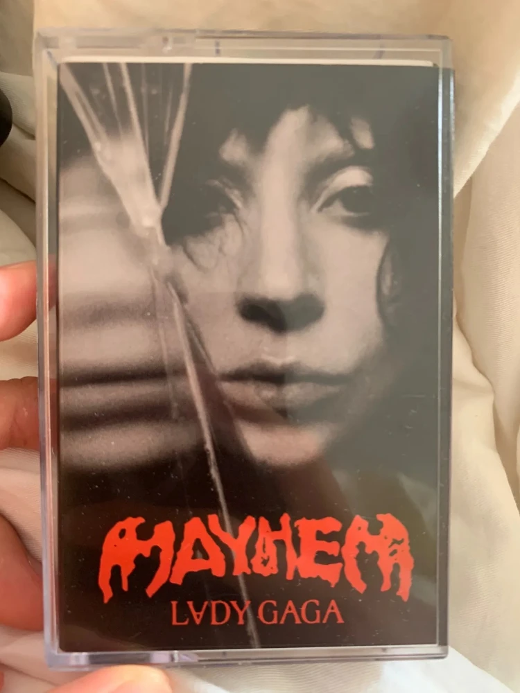 Коллекционная коробка с музыкальными кассетами Pop Lady G-Gaga: альбомы Mayhem, Die with a Smile, Walkman, автомобильный рекордер, звуковые дорожки. Подарки.
Коллекционная коробка с музыкальными кассетами Pop Lady G-Gaga: альбомы Mayhem, Die with a Smile, Walkman, автомобильный рекордер, звуковые дорожки. Подарки.