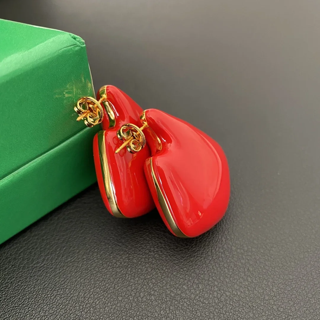 Модные серьги 2026 года в европейско-американском стиле: цветные, с геометрическим узором, высококачественные, дизайнерские, роскошные, трендовые украшения для женщин
Модные серьги 2026 года в европейско-американском стиле: цветные, с геометрическим узором, высококачественные, дизайнерские, роскошные, трендовые украшения для женщин