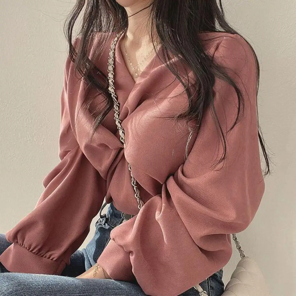 Elegant Women's Blouse with Puffed Sleeves V-Neck Design – Chic Look Top
Elegant Women's Blouse with Puffed Sleeves V-Neck Design – Chic Look Top