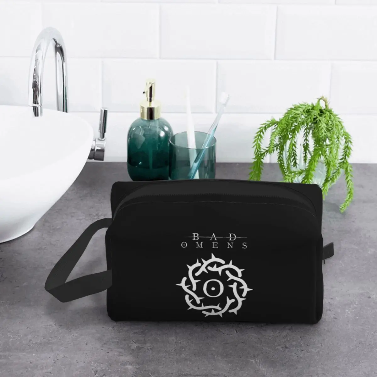 Bad Omens Cover Art Косметичка Косметический органайзер для хранения Dopp Kit Туалетные принадлежности Косметичка для женщин Красота Дорожный пенал
Bad Omens Cover Art Косметичка Косметический органайзер для хранения Dopp Kit Туалетные принадлежности Косметичка для женщин Красота Дорожный пенал