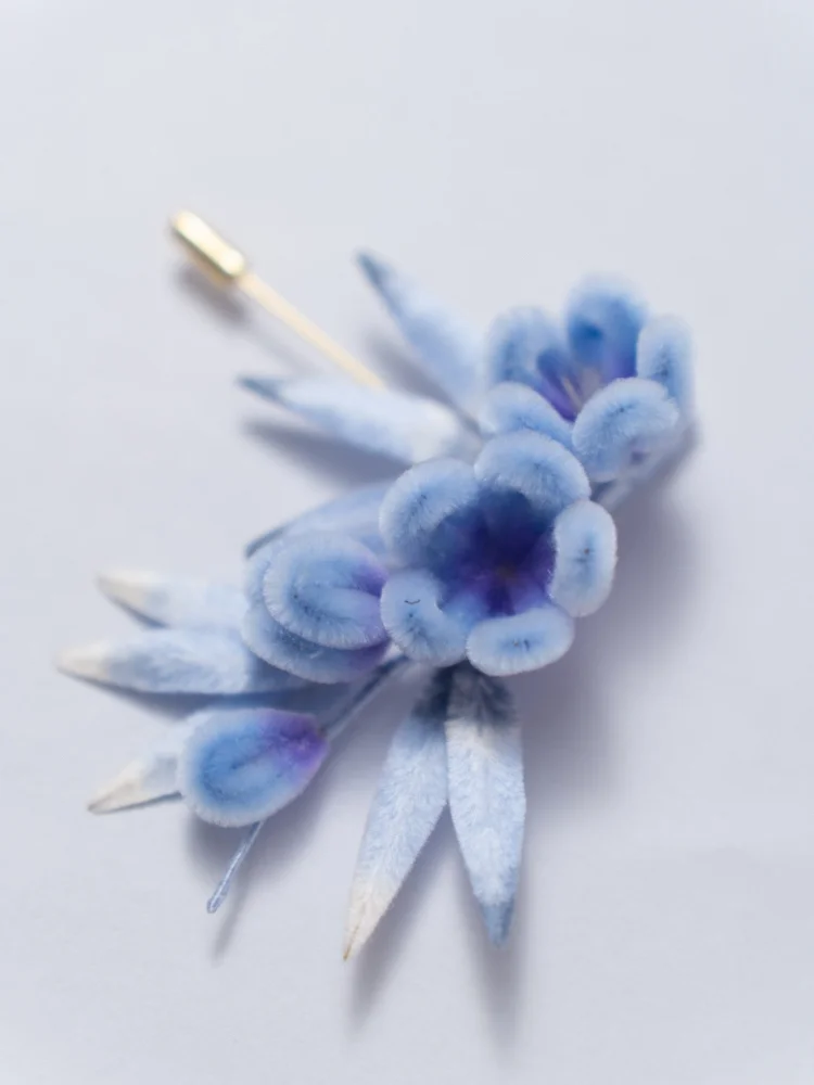 Шелковая заколка для волос ручной работы Yuzhou Velvet Flower: традиционное ремесло, повседневный стиль, ощущение прохлады, без вставок, модный аксессуар для волос
Шелковая заколка для волос ручной работы Yuzhou Velvet Flower: традиционное ремесло, повседневный стиль, ощущение прохлады, без вставок, модный аксессуар для волос