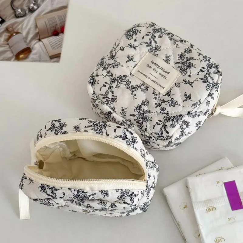 Kawaii Small Travel Cosmetic Lipstick Earphone Data Cable Storage Bag Purse Women Portable Mini Makeup Handbags Wallet Pouch Bag
Kawaii Small Travel Cosmetic Lipstick Earphone Data Cable Storage Bag Purse Women Portable Mini Makeup Handbags Wallet Pouch Bag