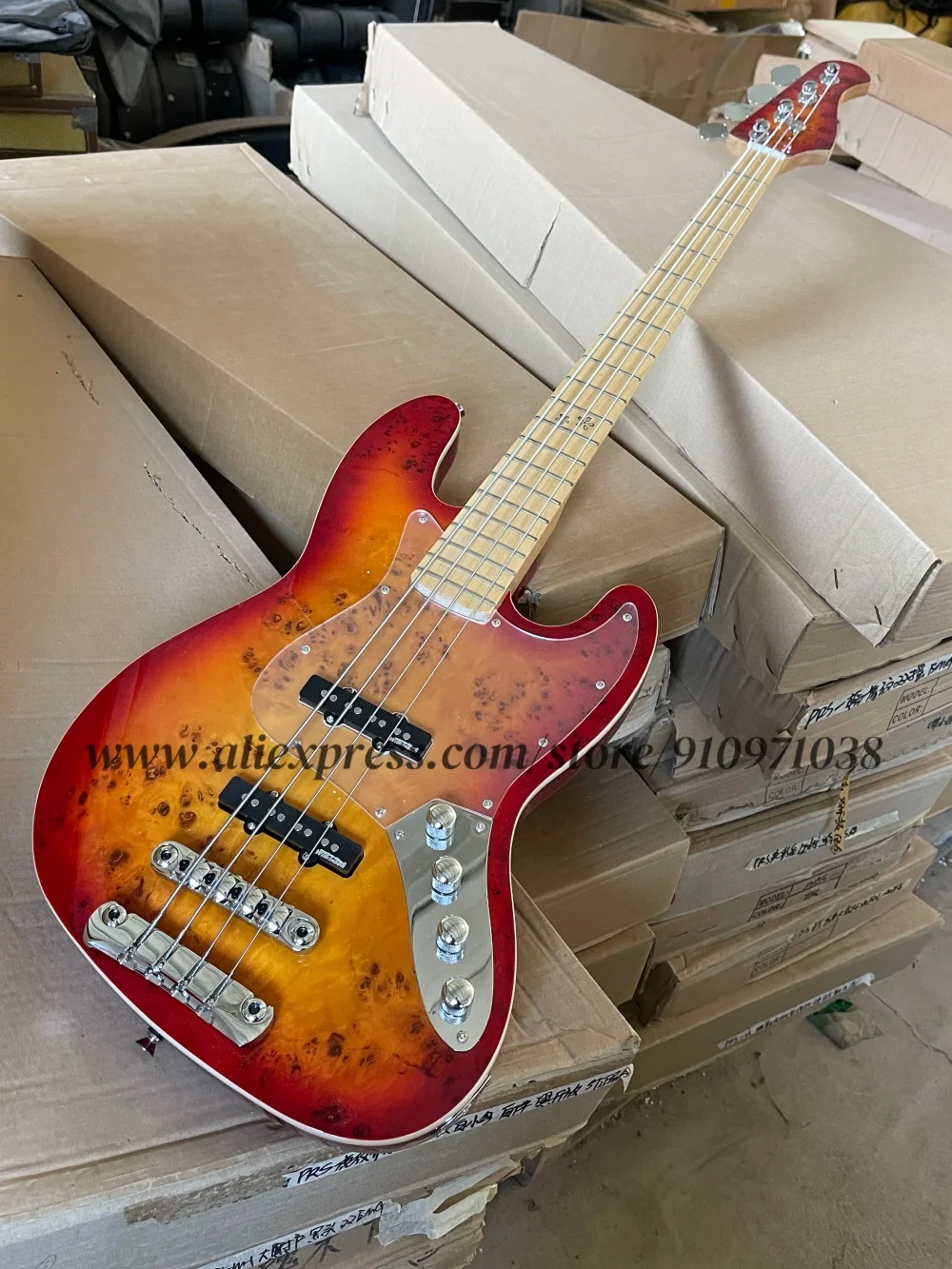 4-струнный светло-коричневый бас, корпус из пепла с кленовым верхом Brul, высококачественный бридж, инкрустация лепестками грифа из клена, активная батарея
4-струнный светло-коричневый бас, корпус из пепла с кленовым верхом Brul, высококачественный бридж, инкрустация лепестками грифа из клена, активная батарея