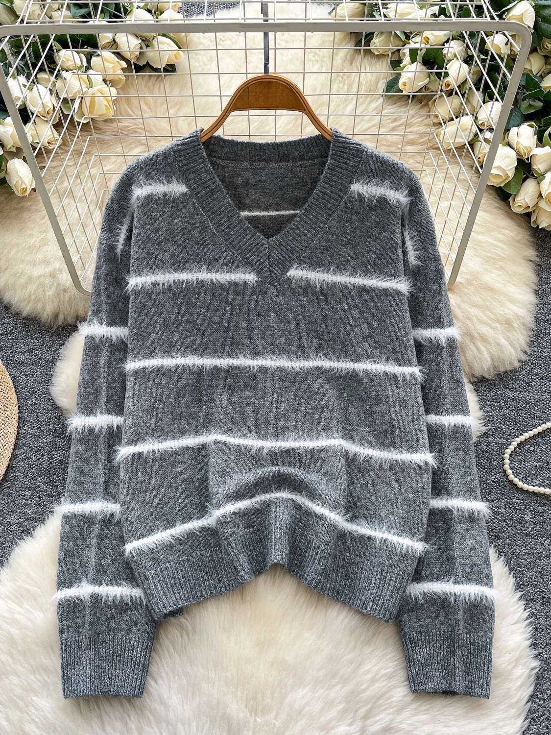 Ladies' Knitted Loose Fit Overhead Soft Cozy Autumn Sweater V-Neck Stripe Pattern Warm Thermal Top Commute Style Long Sleeve
Ladies' Knitted Loose Fit Overhead Soft Cozy Autumn Sweater V-Neck Stripe Pattern Warm Thermal Top Commute Style Long Sleeve