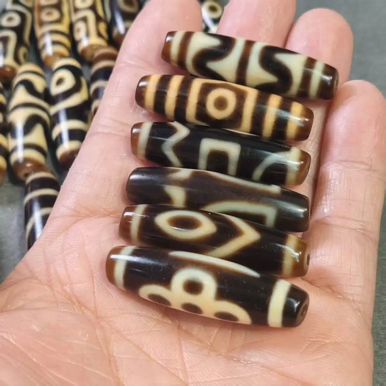 1 шт./лот, свободные ювелирные изделия, тибетские зуб-желтые бусины Zhang Kui, натуральный агат, подвески «сделай сам», для изготовления ювелирных изделий, подарок в этническом стиле
1 шт./лот, свободные ювелирные изделия, тибетские зуб-желтые бусины Zhang Kui, натуральный агат, подвески «сделай сам», для изготовления ювелирных изделий, подарок в этническом стиле