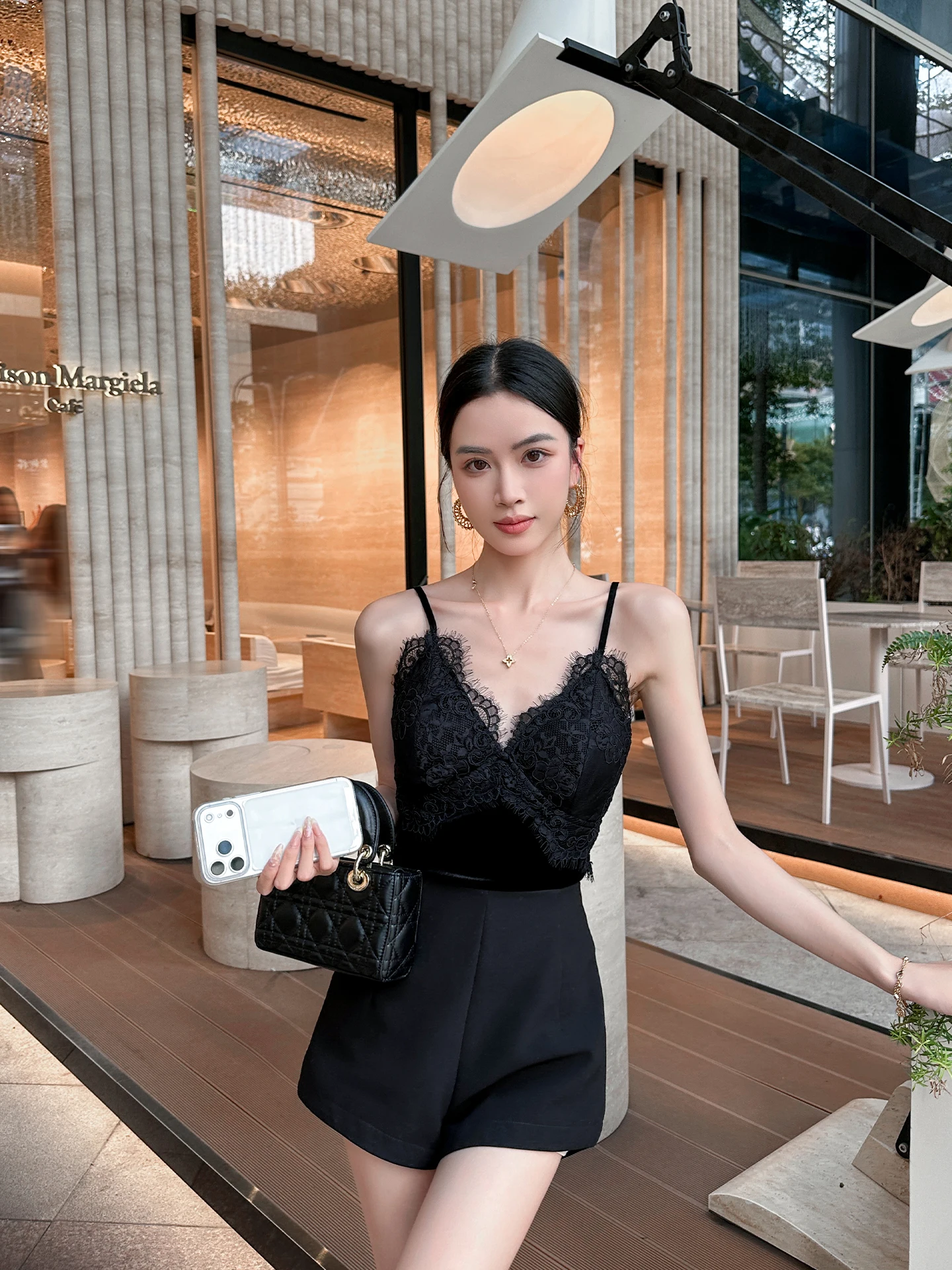 Женская облегающая майка-топ с кружевной отделкой для весны и осени, из полиэстера, средней длины, для повседневной носки
Женская облегающая майка-топ с кружевной отделкой для весны и осени, из полиэстера, средней длины, для повседневной носки