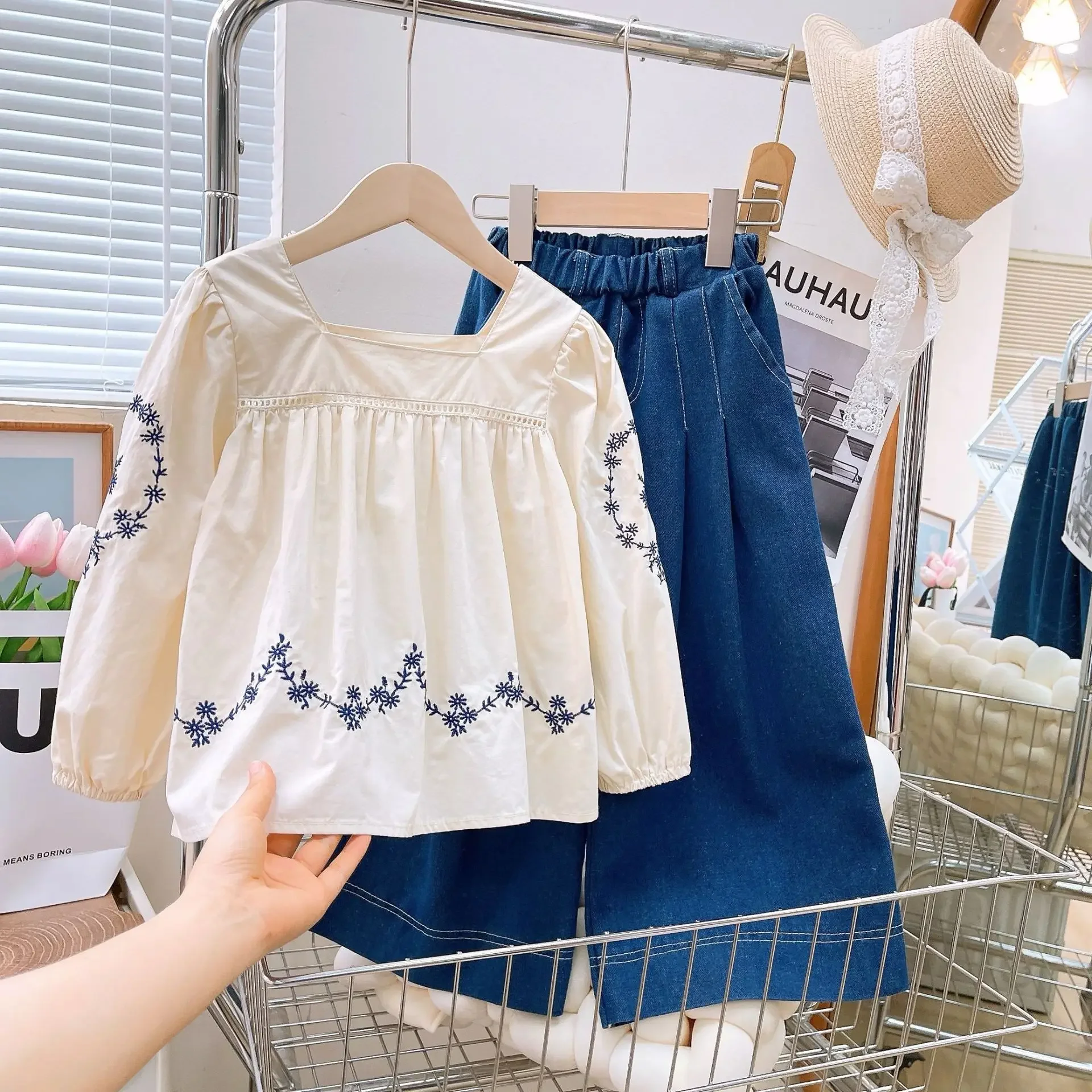 Spring and Autumn Girls' Clothing Sets Kids Princess French Long Sleeve Embroidered Doll Shirt+Cowboy Wide Leg Pants Baby Suit
Spring and Autumn Girls' Clothing Sets Kids Princess French Long Sleeve Embroidered Doll Shirt+Cowboy Wide Leg Pants Baby Suit