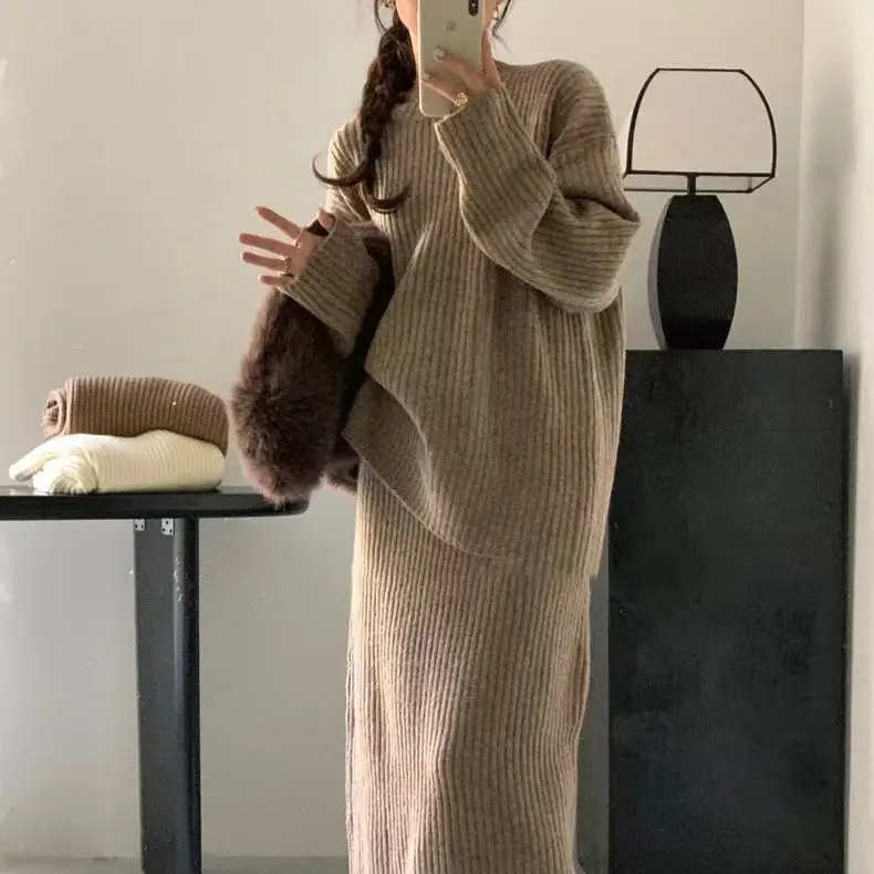 2023 Autumn/Winter Loose Pit Ribbed Striped Sweater High Waist Midi Skirt Two Piece Set For Women
2023 Autumn/Winter Loose Pit Ribbed Striped Sweater High Waist Midi Skirt Two Piece Set For Women