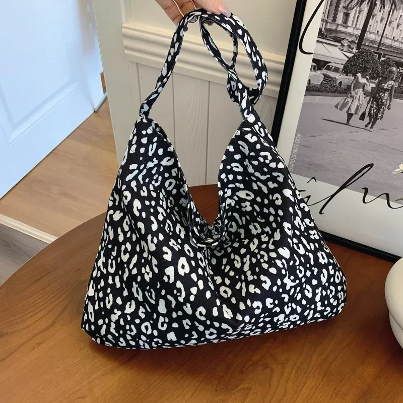 Large capacity handbag female Japanese ins wind light messenger bag student commuter shoulder bag
Large capacity handbag female Japanese ins wind light messenger bag student commuter shoulder bag