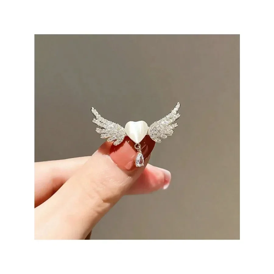 Elegant and Cute Angel Wing And Heart Waterdrop Brooch Women's Shiny Minimalist Pin Accessory Ideal Gift Office Accessories Shi
Elegant and Cute Angel Wing And Heart Waterdrop Brooch Women's Shiny Minimalist Pin Accessory Ideal Gift Office Accessories Shi