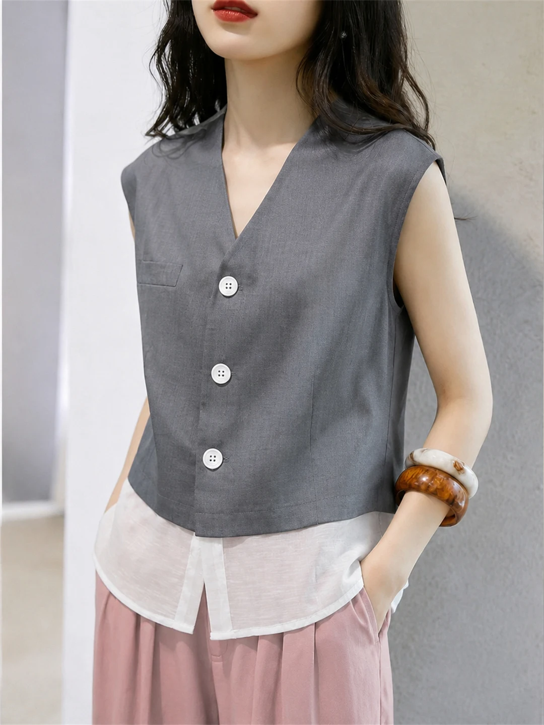 Summer Luxury V-Neck Sleeveless Vest Women's Fashion Single Button Versatile Layering Top Commute Shirt Silk Material Straigh...
Summer Luxury V-Neck Sleeveless Vest Women's Fashion Single Button Versatile Layering Top Commute Shirt Silk Material Straigh...