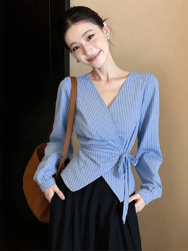 Light Blue Striped V-Neck Shirt Women's Fashion Spring Summer New Style Loose Fit Belted Waist Tie Shoulder Long Sleeve Top
Light Blue Striped V-Neck Shirt Women's Fashion Spring Summer New Style Loose Fit Belted Waist Tie Shoulder Long Sleeve Top