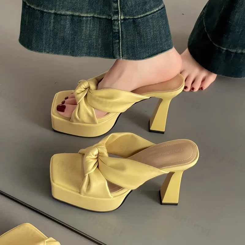 Элегантные женские повседневные тапочки с бантом на толстом каблуке, новинка 2024, летние дышащие удобные модные пляжные высокие сандалии с открытым носком
Элегантные женские повседневные тапочки с бантом на толстом каблуке, новинка 2024, летние дышащие удобные модные пляжные высокие сандалии с открытым носком
