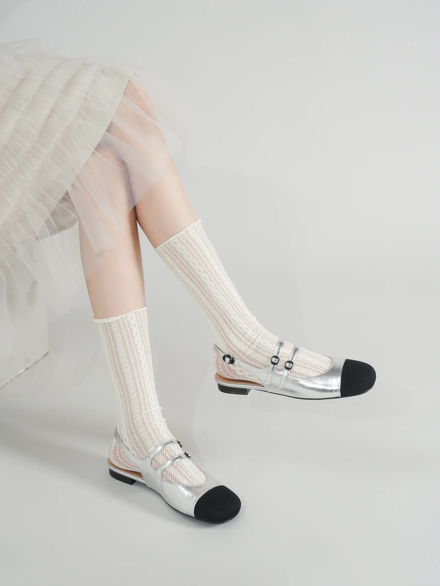 Lin Xiangwan Silver Mary Jane Shoes round Head Single Strap Design for Young Girls Fashionable Flat Heel Rubber Outsole
Lin Xiangwan Silver Mary Jane Shoes round Head Single Strap Design for Young Girls Fashionable Flat Heel Rubber Outsole