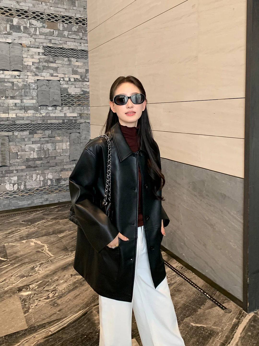 Женская куртка-косуха Maven Lin Modern Rhythm из черной искусственной кожи, средней длины, повседневная, с длинными рукавами и отложным воротником
Женская куртка-косуха Maven Lin Modern Rhythm из черной искусственной кожи, средней длины, повседневная, с длинными рукавами и отложным воротником