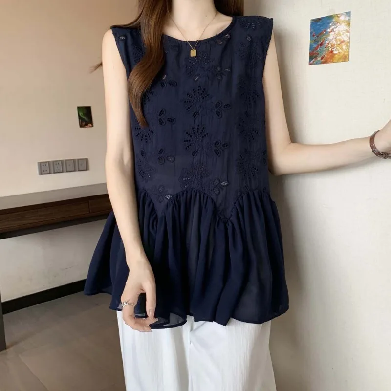 European-style Hollow Lace Irregular Hem Spliced Shirt Women 2025 Summer New Fashionable Round Neck Top
European-style Hollow Lace Irregular Hem Spliced Shirt Women 2025 Summer New Fashionable Round Neck Top