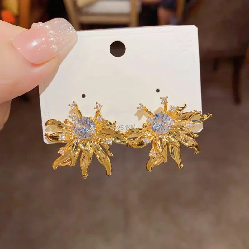New Retro Palace Style Zircon Three-dimensional Flower Earrings Fashion Elegant Earrings Light Luxury High-end Earrings
New Retro Palace Style Zircon Three-dimensional Flower Earrings Fashion Elegant Earrings Light Luxury High-end Earrings