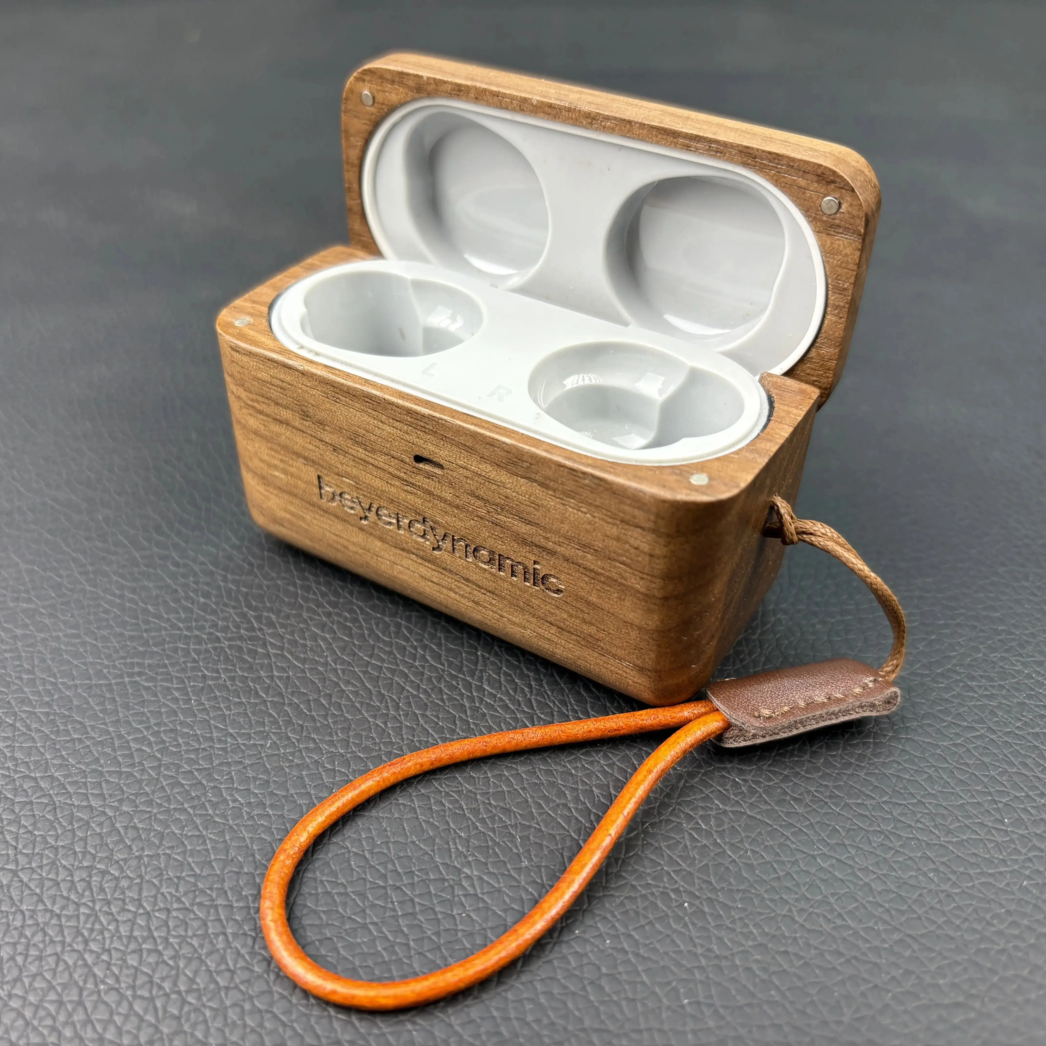 Solid Walnut Wood Protective Case for Beyerdynamic FREEBYRD – Engraved Cartoon Design
Solid Walnut Wood Protective Case for Beyerdynamic FREEBYRD – Engraved Cartoon Design
