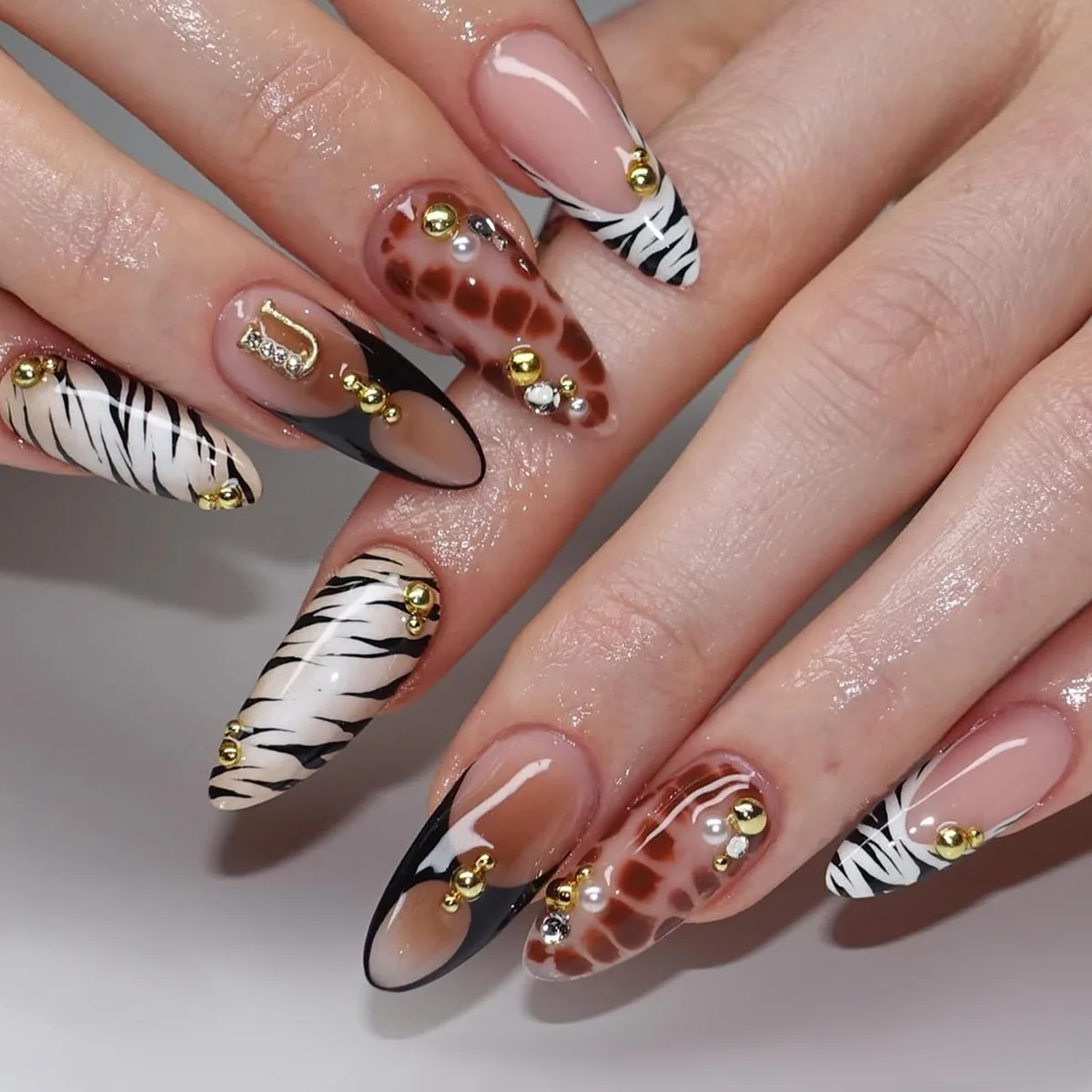 24PCS Gold Small Pearl Gold Dot Leopard Print Wear Nail Patch Almond Shaped Removable Fake Nail Press on Nail Manicure for Women
24PCS Gold Small Pearl Gold Dot Leopard Print Wear Nail Patch Almond Shaped Removable Fake Nail Press on Nail Manicure for Women