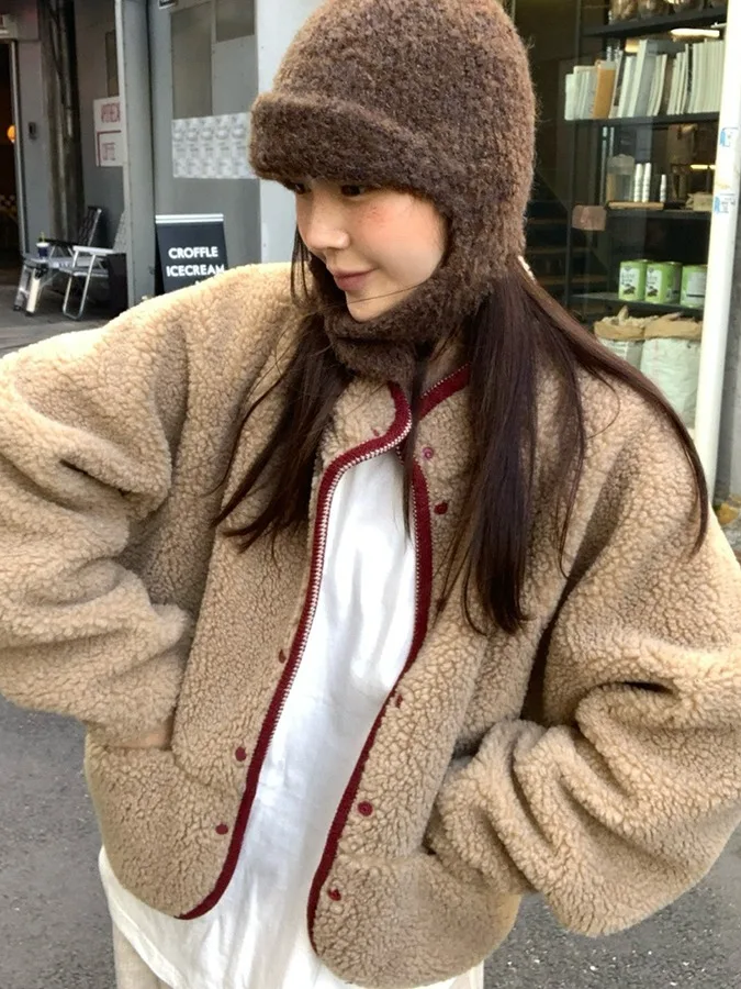 Корейское хлопковое пальто в стиле ретро с меховой подкладкой из ягненка, женское зимнее модное универсальное хлопковое пальто, верх с интегрированным дизайном
Корейское хлопковое пальто в стиле ретро с меховой подкладкой из ягненка, женское зимнее модное универсальное хлопковое пальто, верх с интегрированным дизайном
