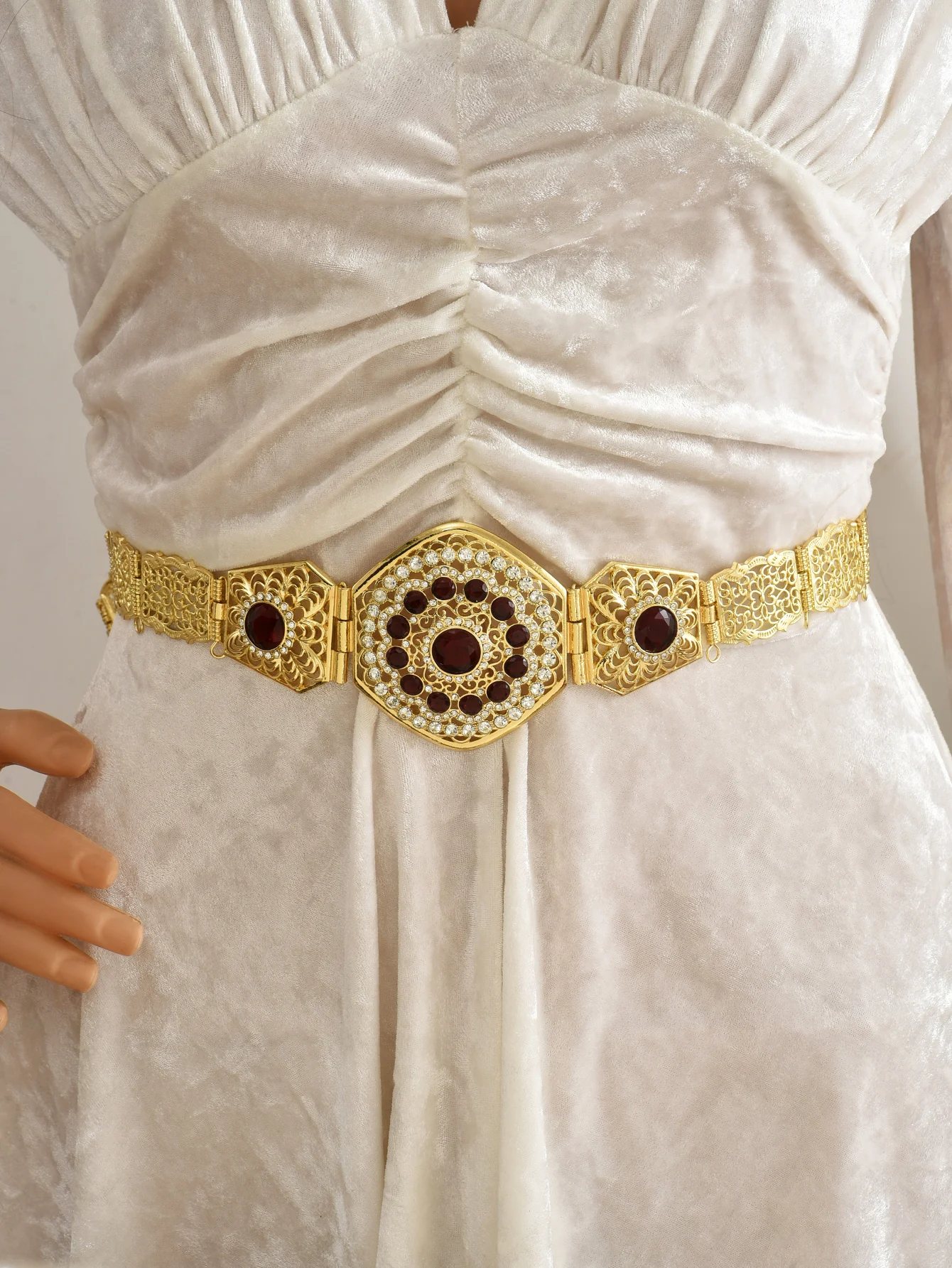 Марокканский пояс для свадебного платья с ажурным цветочным узором и инкрустацией, регулируемая длина
Марокканский пояс для свадебного платья с ажурным цветочным узором и инкрустацией, регулируемая длина