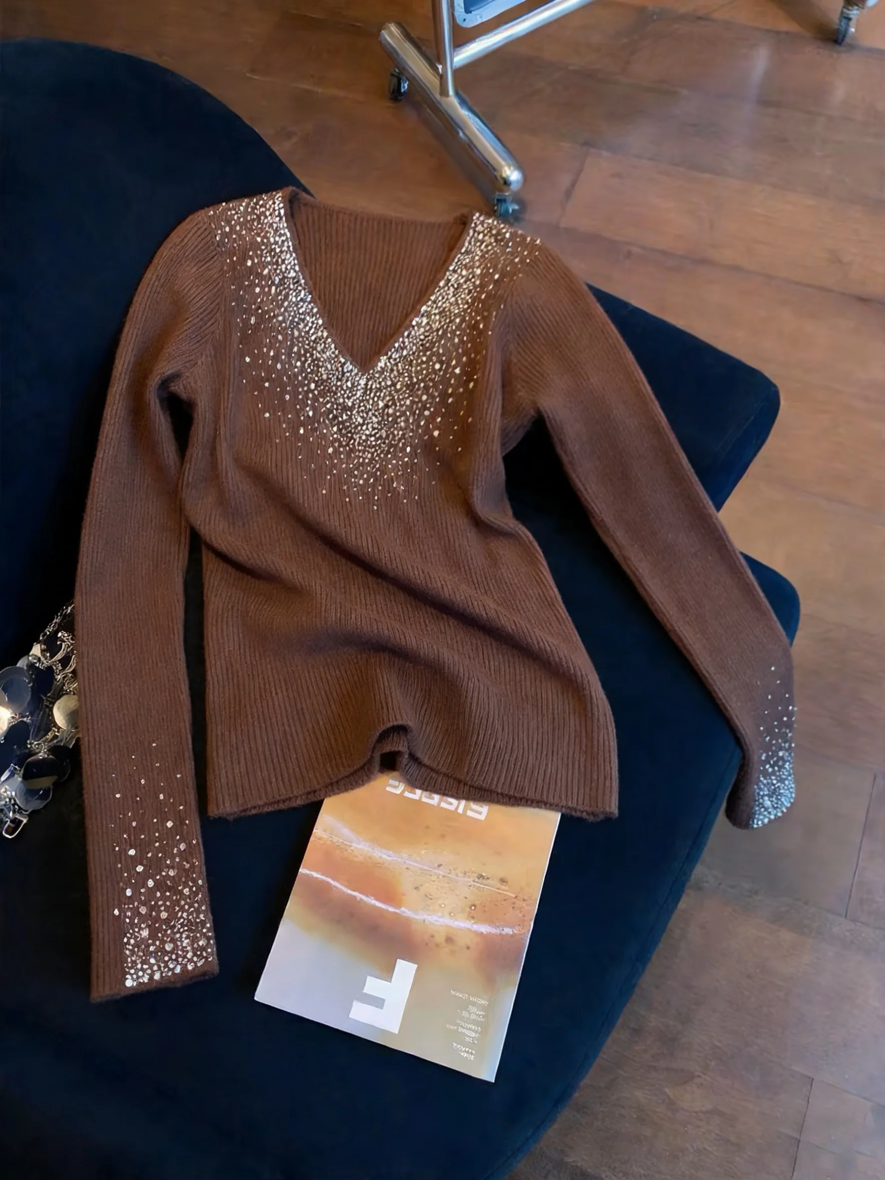 Women's Knitted Diamond T-irt Heavy Embroidery Casual Sle V-ne Long Sve Warmth Suitable for Spring Autumn
Women's Knitted Diamond T-irt Heavy Embroidery Casual Sle V-ne Long Sve Warmth Suitable for Spring Autumn