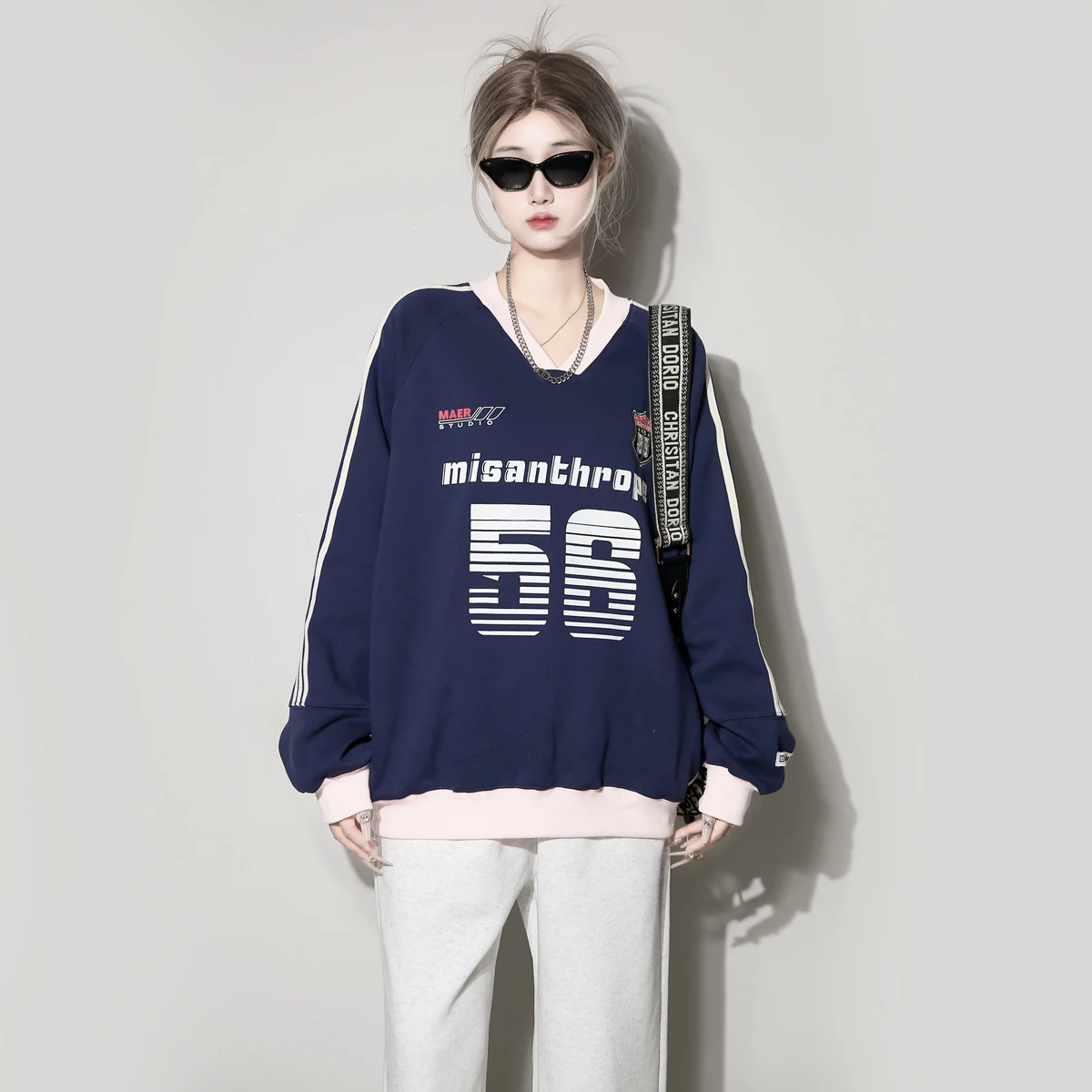 Американский женский свитшот свободного кроя с капюшоном, на флисовой подкладке, утепленный, осенне-зимний, весенний, с V-образным вырезом, модный брендовый
Американский женский свитшот свободного кроя с капюшоном, на флисовой подкладке, утепленный, осенне-зимний, весенний, с V-образным вырезом, модный брендовый