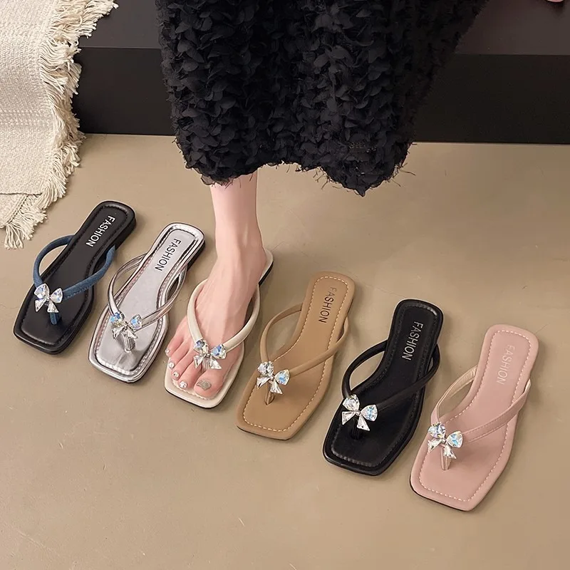 Women Slippers Luxury Crystal Bow Slippers Outdoor Non Slip Flat Sandals for Women Flip-Flops Designer Sandals Босоножки Женские
Women Slippers Luxury Crystal Bow Slippers Outdoor Non Slip Flat Sandals for Women Flip-Flops Designer Sandals Босоножки Женские