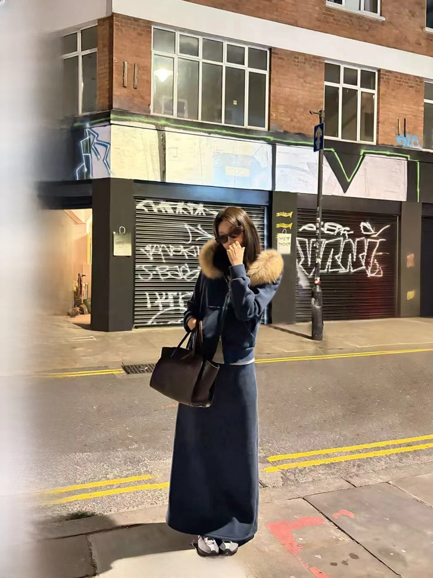 Комплект Ranwear Fashion Week: Элитный зимний костюм для женщин с капюшоном, воротником из натурального меха и юбкой
Комплект Ranwear Fashion Week: Элитный зимний костюм для женщин с капюшоном, воротником из натурального меха и юбкой