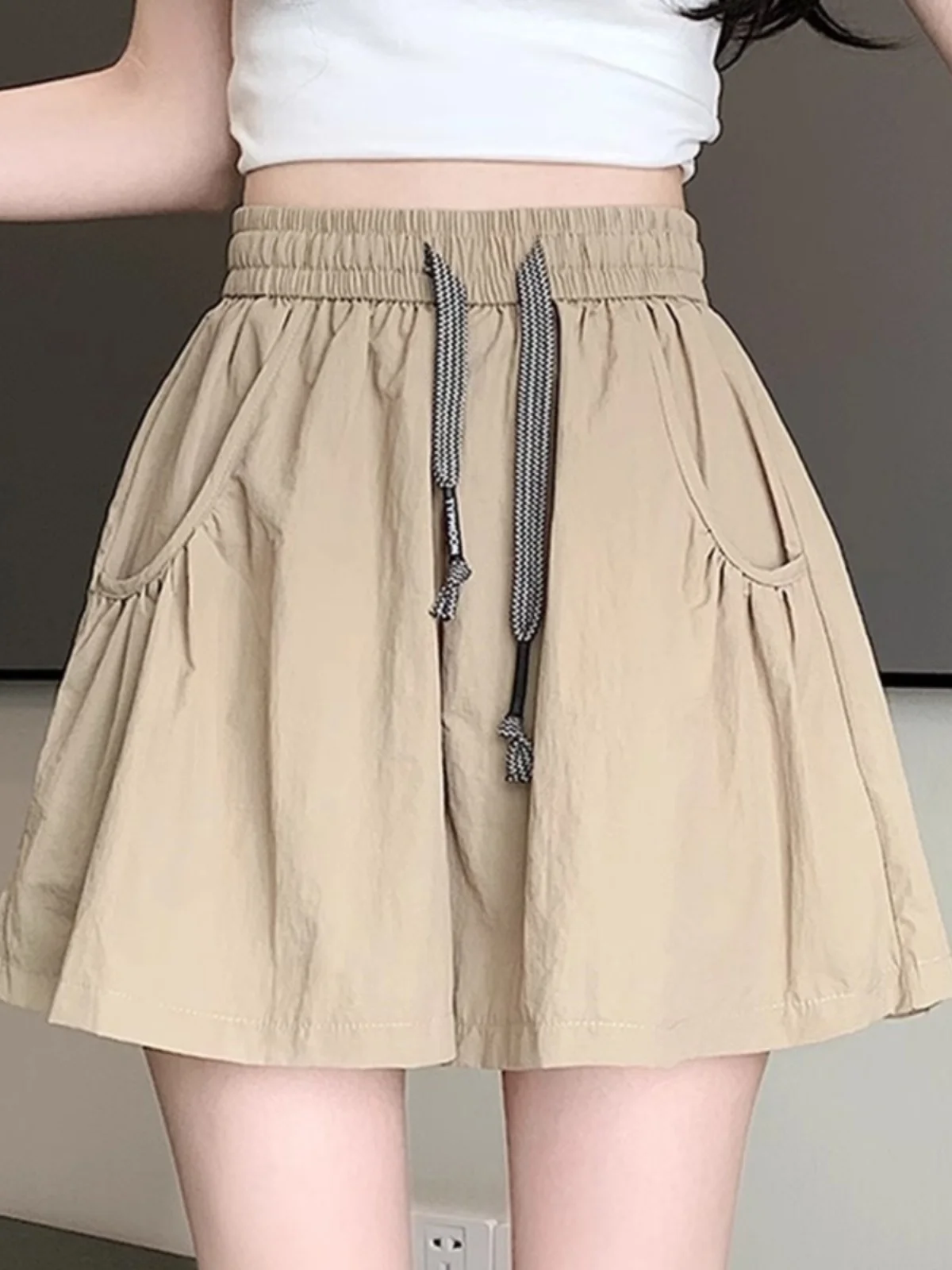 Женские летние тонкие брюки цвета хаки с эластичным поясом на шнурке, свободные, широкие, А-силуэт, повседневные, маленькие размеры
Женские летние тонкие брюки цвета хаки с эластичным поясом на шнурке, свободные, широкие, А-силуэт, повседневные, маленькие размеры