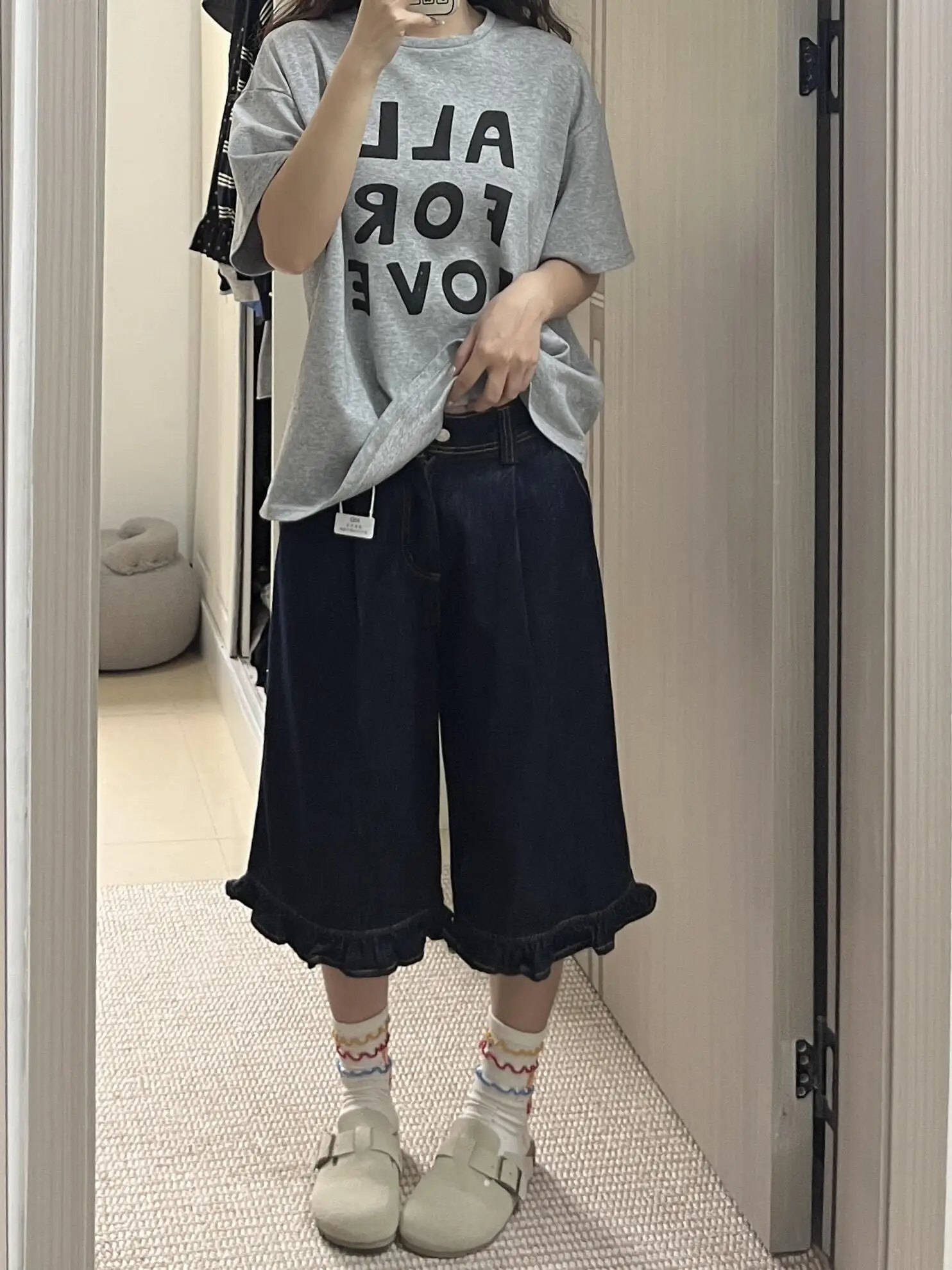 American Retro Casual Ruffle Hem Seven-Foot Denim Shorts Women Summer New Loose Lazy Straight Leg Wide Leg Mid-Pants
American Retro Casual Ruffle Hem Seven-Foot Denim Shorts Women Summer New Loose Lazy Straight Leg Wide Leg Mid-Pants