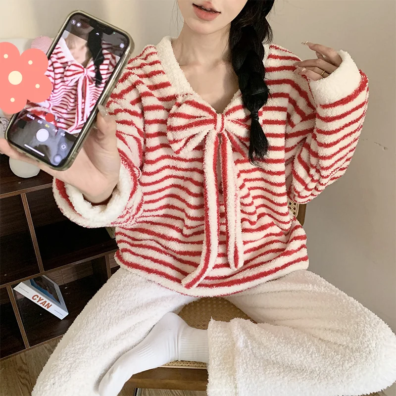 Осенне-зимние женские пижамы, новая модель, удобная одежда для сна с длинными рукавами, пижама на флисовой подкладке, утепленная домашняя одежда
Осенне-зимние женские пижамы, новая модель, удобная одежда для сна с длинными рукавами, пижама на флисовой подкладке, утепленная домашняя одежда