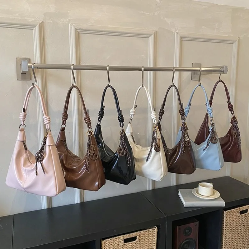 Elegant Leather Diaper Bag For Ladies Crossbody Satchel Bag Trendy Letter Logo Minimalist Commuter Luxury Brand
Elegant Leather Diaper Bag For Ladies Crossbody Satchel Bag Trendy Letter Logo Minimalist Commuter Luxury Brand