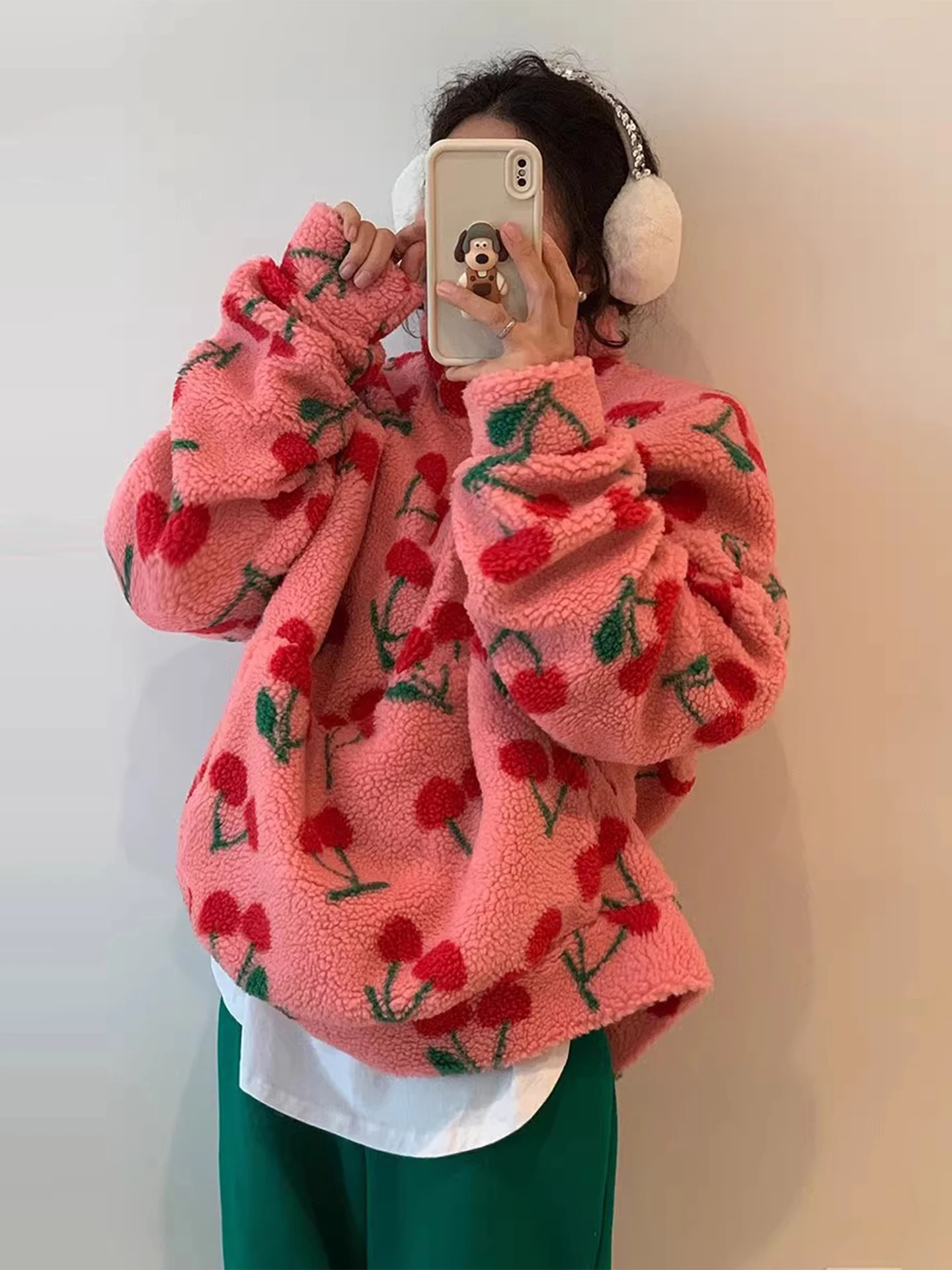 Очаровательный свитшот из меха ягненка с вышивкой вишни, женский свободный крой с воротником-стойкой, зимний новый пушистый топ, корейская версия
Очаровательный свитшот из меха ягненка с вышивкой вишни, женский свободный крой с воротником-стойкой, зимний новый пушистый топ, корейская версия