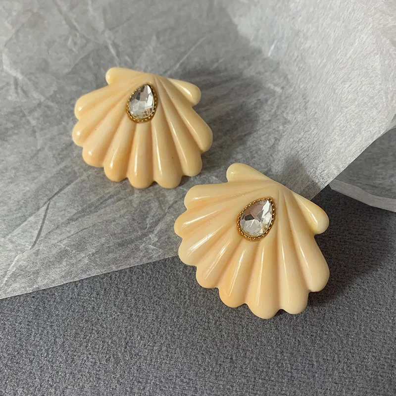 White resin shell statement stud earrings for women Waterdrop cz stone earrings summer beach holiday jewelry accessory
White resin shell statement stud earrings for women Waterdrop cz stone earrings summer beach holiday jewelry accessory