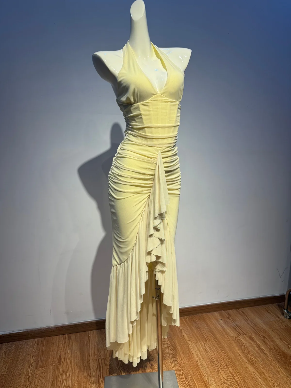 2026 Women's Sexy Sleeveless Halter Yellow Dress with Ruffles And Backless Design for Evening Club Party Celebrity Elegant Fashi
2026 Women's Sexy Sleeveless Halter Yellow Dress with Ruffles And Backless Design for Evening Club Party Celebrity Elegant Fashi