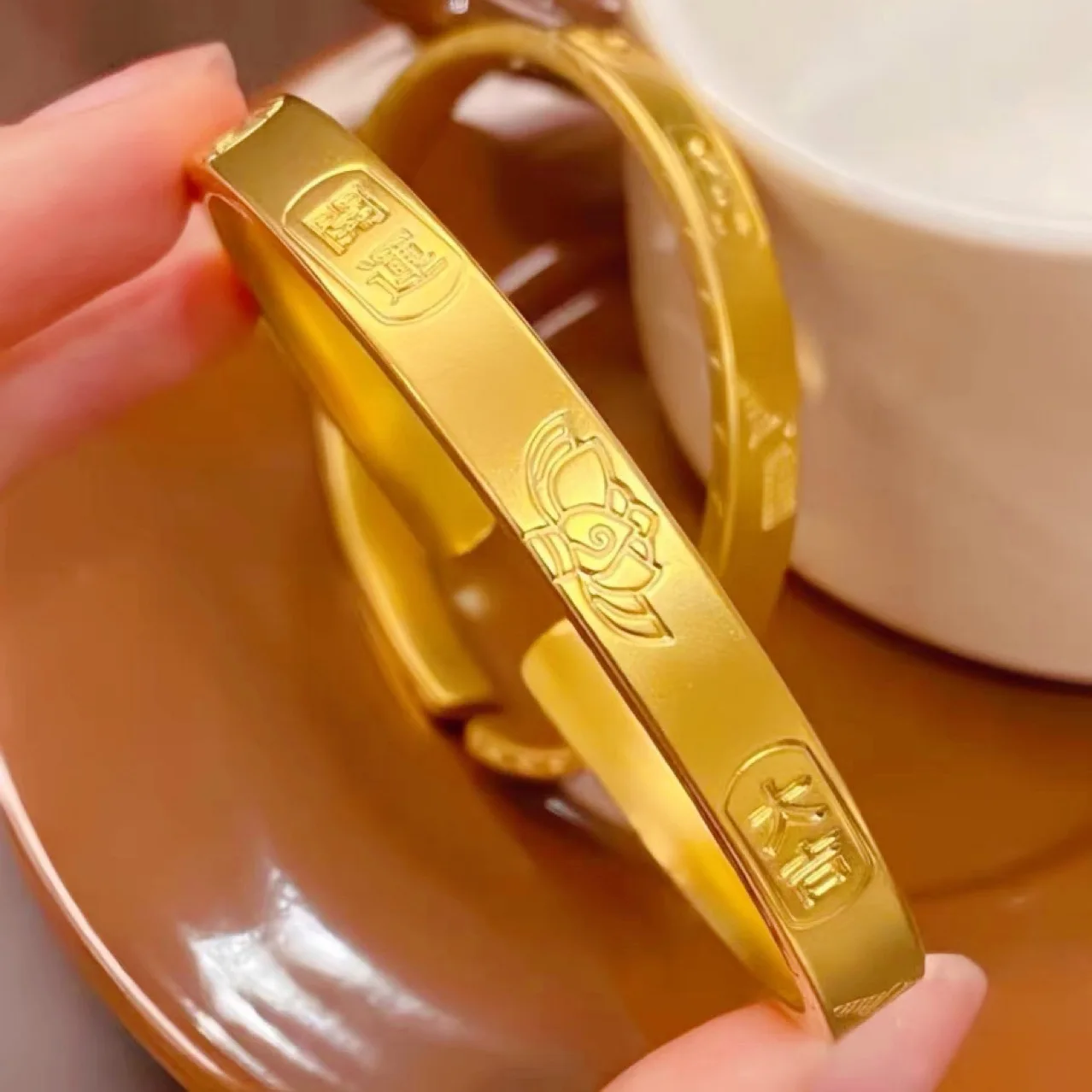 Women's 24K Gold Traditional Lucky Lotus Bracelet, AU999 | Engraved "Auspicious" with hidden vine motifs.
Women's 24K Gold Traditional Lucky Lotus Bracelet, AU999 | Engraved "Auspicious" with hidden vine motifs.