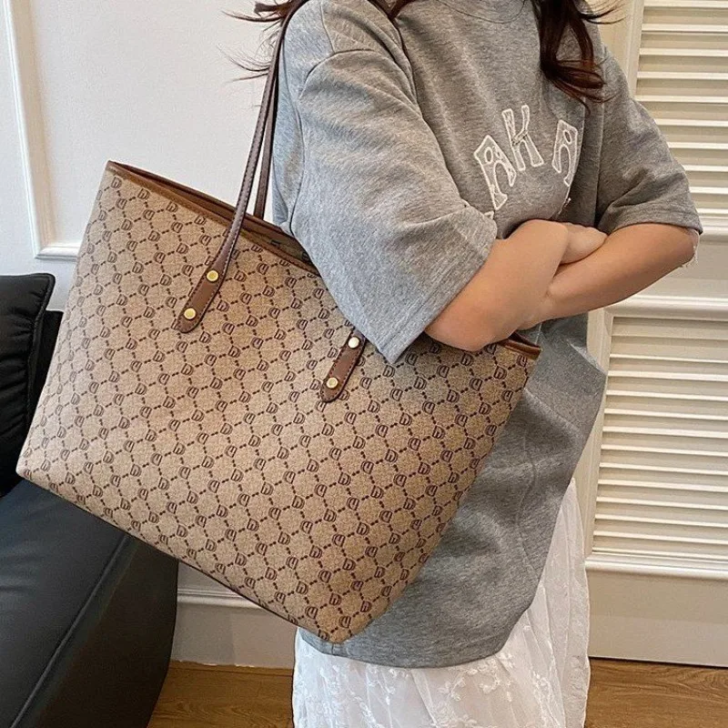 Unique Elegant Leather Diaper Bag: Luxury Crossbody Messenger Bag For Women With Vintage Designer Logo And Large Tote Capacity
Unique Elegant Leather Diaper Bag: Luxury Crossbody Messenger Bag For Women With Vintage Designer Logo And Large Tote Capacity