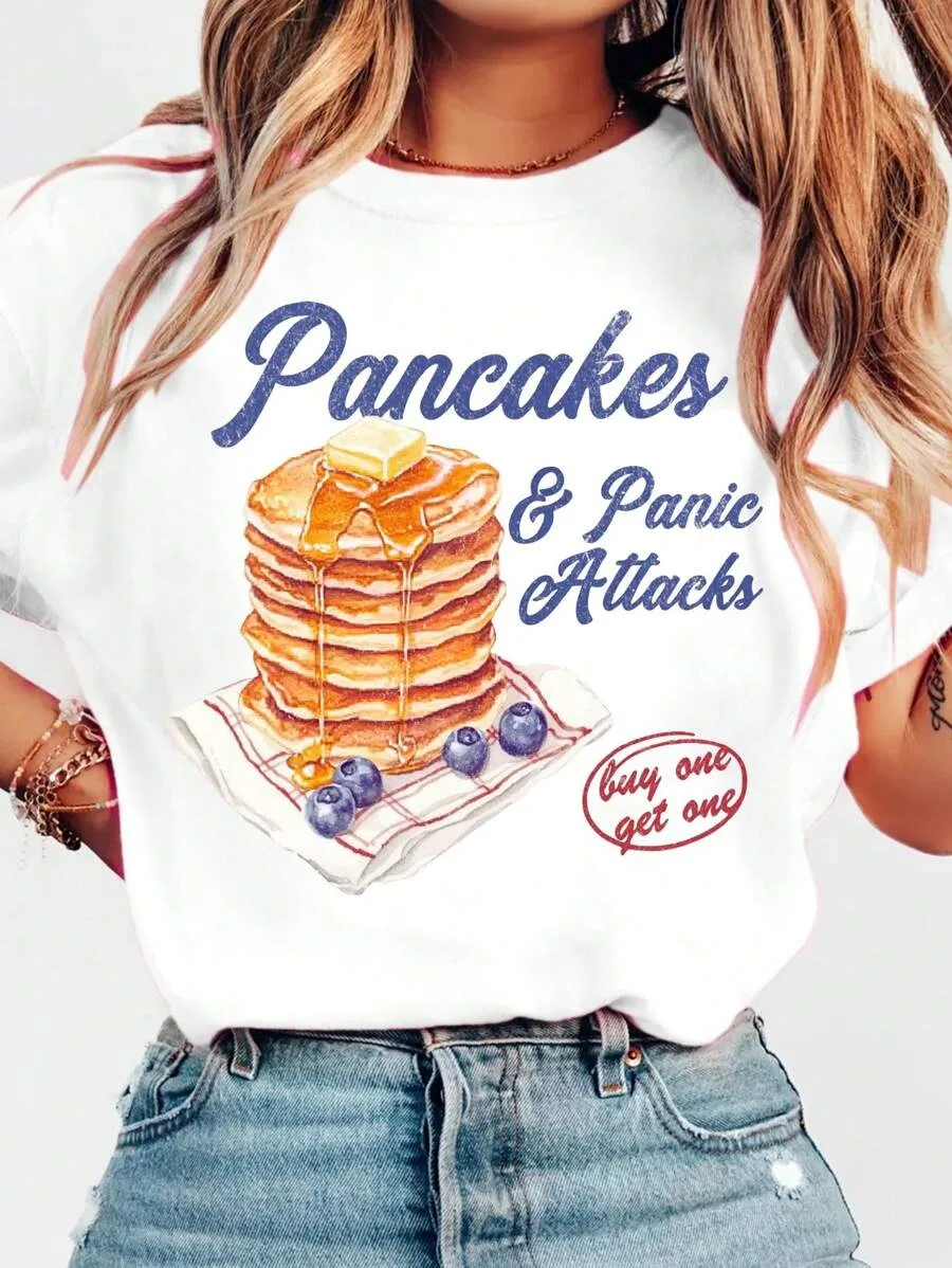 Большой размер — белая футболка с короткими рукавами, надписью «Pancakes, Panic Attacks» и блинов
Большой размер — белая футболка с короткими рукавами, надписью «Pancakes, Panic Attacks» и блинов