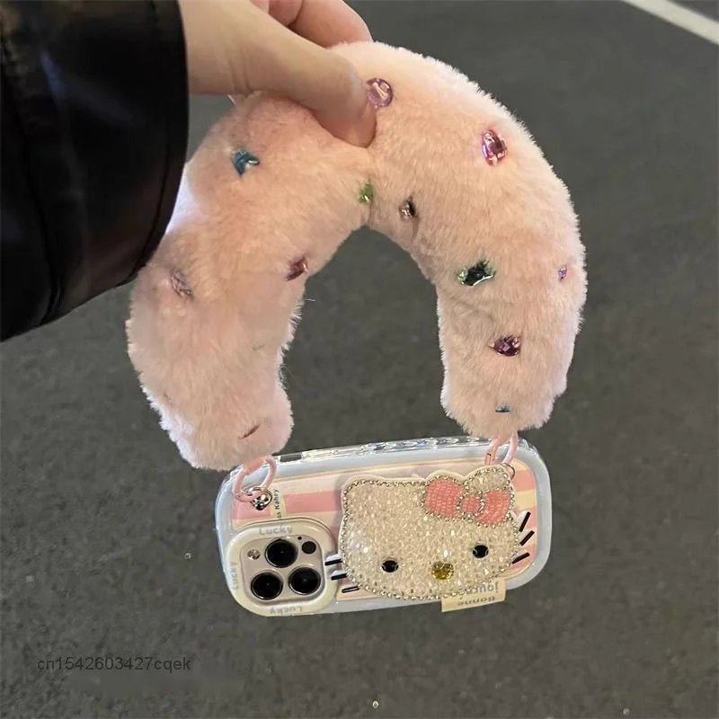 Чехол для телефона Sanrio Hello Kitty с плюшевым блестящим ремешком и бриллиантами для iPhone 15, 14, 13, 12, Pro max, новый трендовый чехол для телефона
Чехол для телефона Sanrio Hello Kitty с плюшевым блестящим ремешком и бриллиантами для iPhone 15, 14, 13, 12, Pro max, новый трендовый чехол для телефона