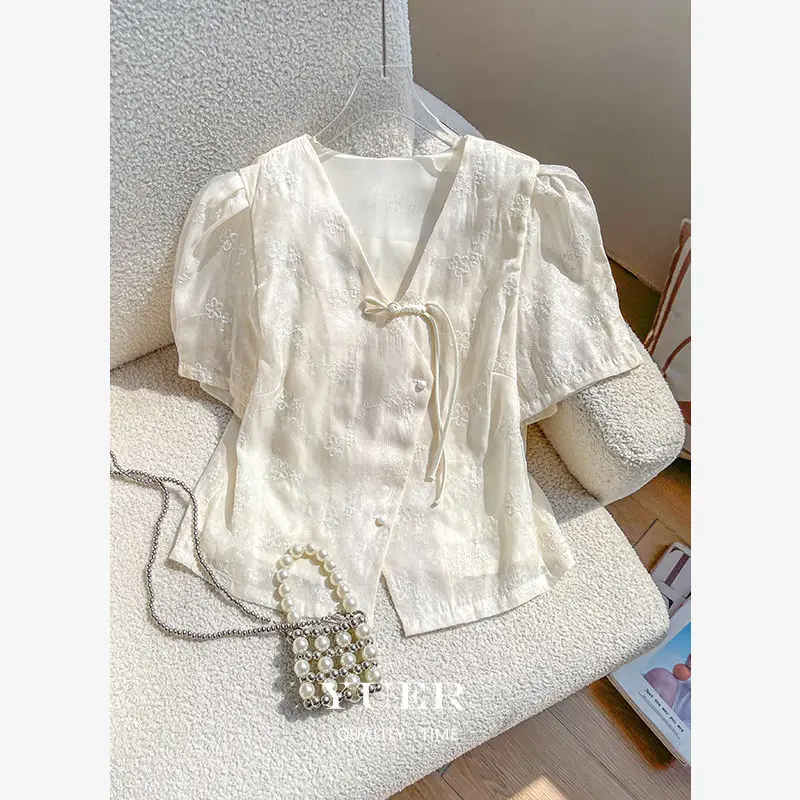 New Chinese Style Short Chiffon Top Design Niche Women's Summer Puff Sleeves Chinese Style Button Embroidered Short Sleeve Shirt
New Chinese Style Short Chiffon Top Design Niche Women's Summer Puff Sleeves Chinese Style Button Embroidered Short Sleeve Shirt