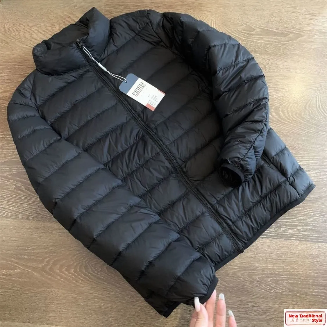 Сверхлегкое пуховое хлопковое тюлевое тонкое и теплое мужское осенне-зимнее пальто свободного кроя без капюшона с узлом из хлопчатобумажной ткани
Сверхлегкое пуховое хлопковое тюлевое тонкое и теплое мужское осенне-зимнее пальто свободного кроя без капюшона с узлом из хлопчатобумажной ткани