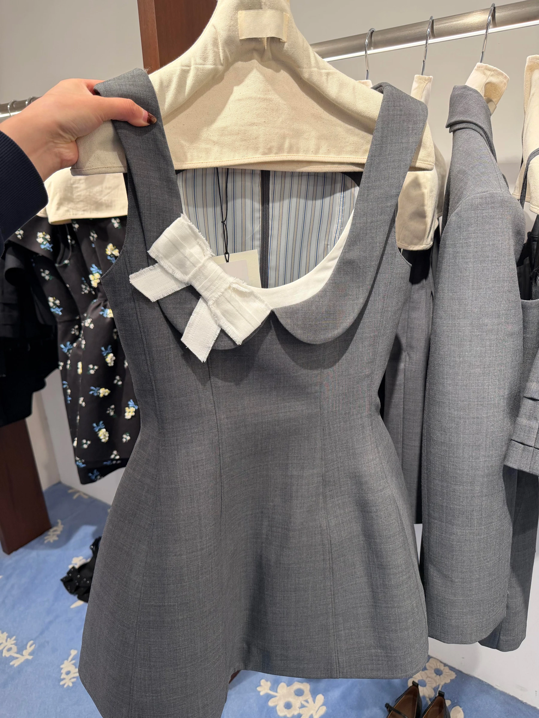 Gray Little Black Dress Women's Summer Miniature High-End Unique Knot Sleeveless Dress Korean Style Commute
Gray Little Black Dress Women's Summer Miniature High-End Unique Knot Sleeveless Dress Korean Style Commute