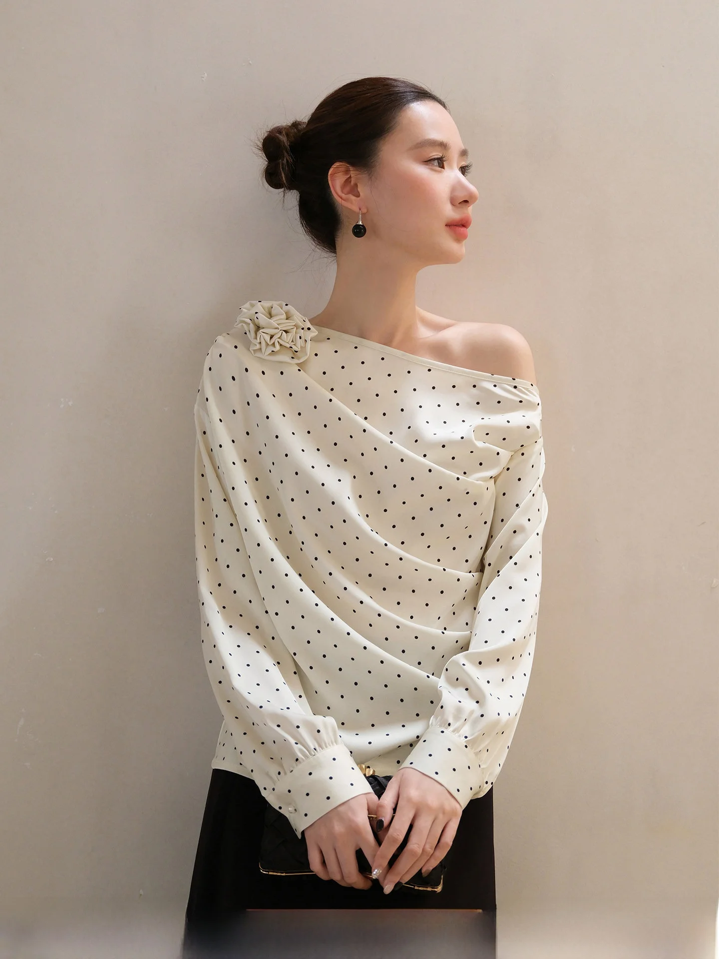 XXNING Vintage Polka Dot Asymmetrical Shoulder Pleated Flower Women's Shirt Slimming Top Korean Style Long Sleeve Commute Wind
XXNING Vintage Polka Dot Asymmetrical Shoulder Pleated Flower Women's Shirt Slimming Top Korean Style Long Sleeve Commute Wind