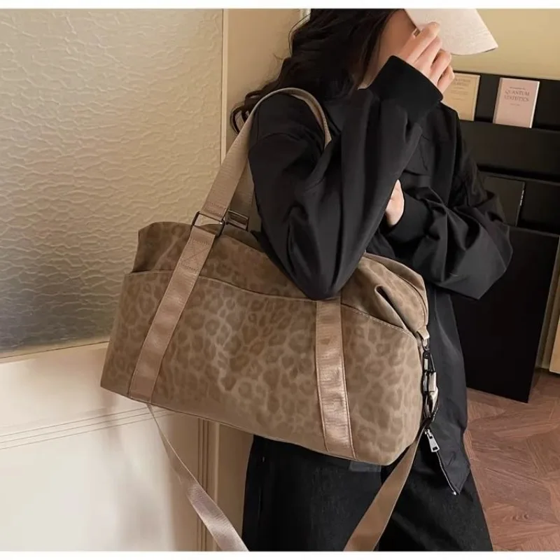 Leopard print travel bag, light training bag, wet and dry separation fitness bag
Leopard print travel bag, light training bag, wet and dry separation fitness bag