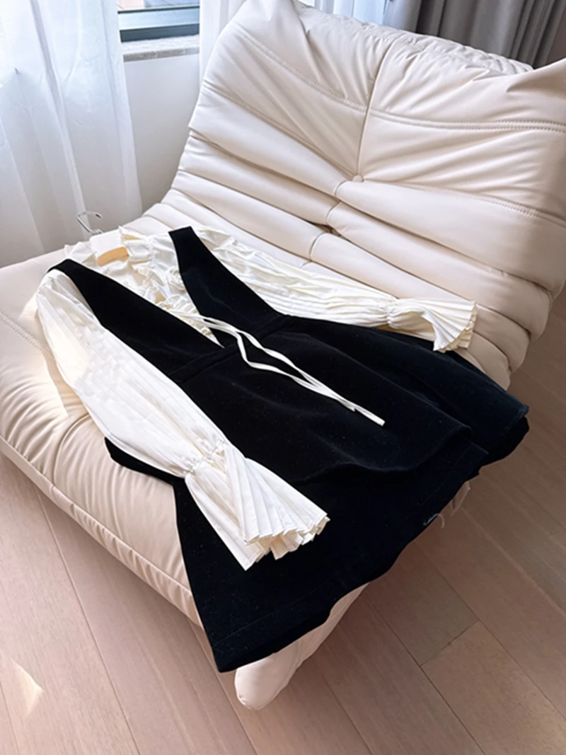 Retro Embossed Rose Heavy Work Accordion Lace Sleeve Shirt Black Velvet Vest Skirt Two Piece Set Women's Fashion Spring Autumn
Retro Embossed Rose Heavy Work Accordion Lace Sleeve Shirt Black Velvet Vest Skirt Two Piece Set Women's Fashion Spring Autumn