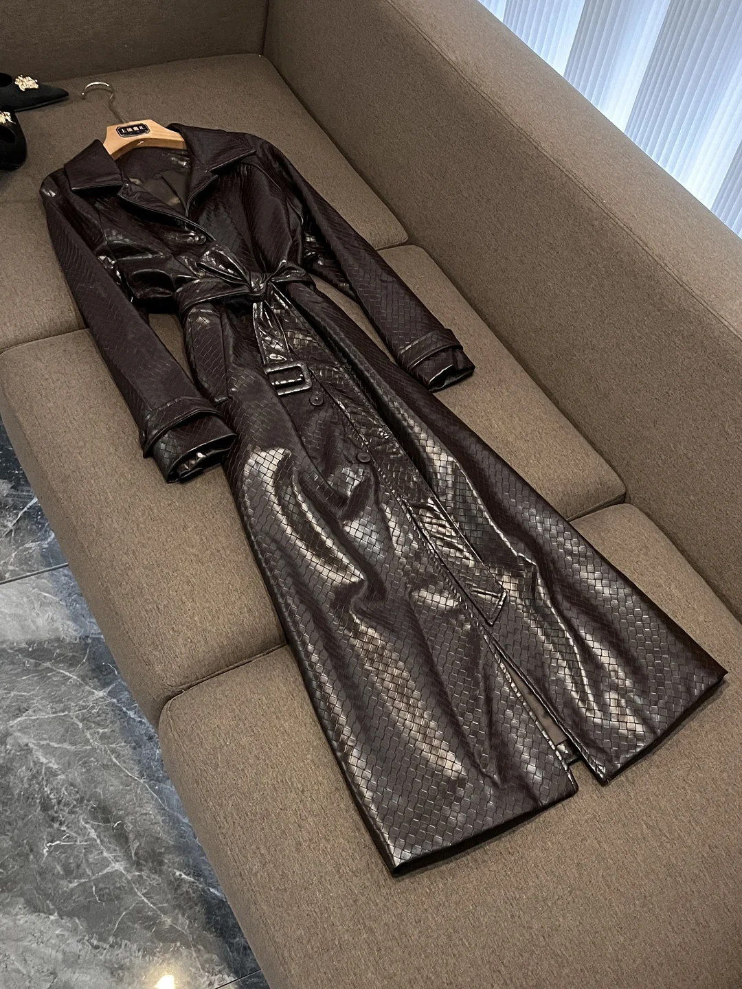 Персонализированный однотонный жилет с поясом, длинное пальто, новинка 2025, Sle Ele, высококачественный кожаный джет, женская мода 
Персонализированный однотонный жилет с поясом, длинное пальто, новинка 2025, Sle Ele, высококачественный кожаный джет, женская мода